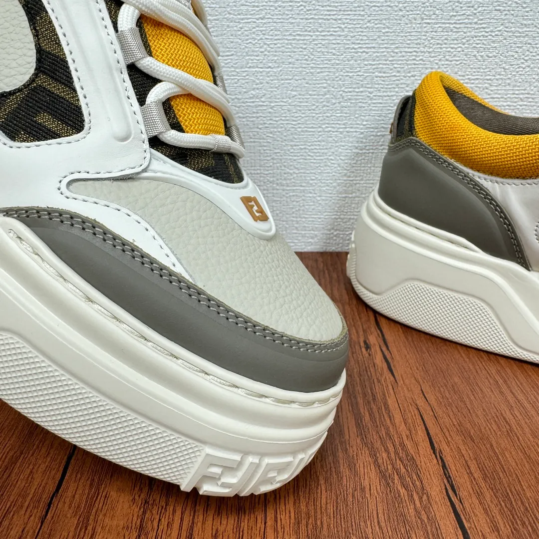 Batch 780 FENDI/FENDI Force men's sports shoes, new thick-soled lightweight lace-up low-top shoes at the counter, made of white full-grain leather and white and brown smooth leather, with padded elements. Brown FF jacquard and yellow technical fabric details. Lightweight, thick white sole with FF graphic details on the toe and heel. Main body of pebbled soft cowhide with Nappa calfskin. Contrasting color multiple composite splicing, extremely modern and youthful, webbing style lace-up hole design, multiple injection molded brand logo plastic modules on the toe, and embroidered FF logo on the side, heavy craftsmanship, full of details, super high quality control and fine workmanship! Full mesh breathable lining, ultra-light TPR foam rubber; molded outsole, lightweight and versatile, non-slip and wear-resistant! Comes with full packaging! Size: 39-40-41-42-43-44 Leather shoe size (can be customized, 38.45 cannot be returned or exchanged) Item number: 7E1728 Brown